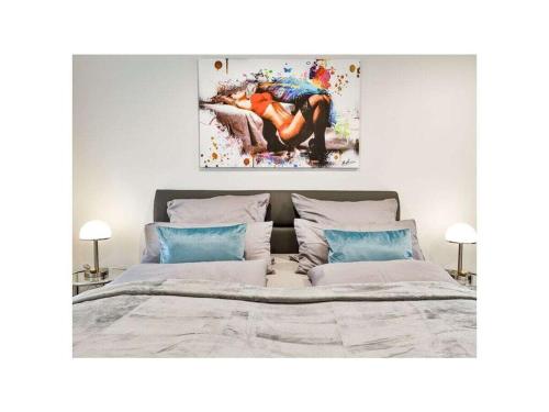 une chambre avec un lit et un tableau au mur dans l'établissement Naturgeist Comfortable holiday residence, à Nöschenrode