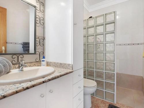 Koupelna v ubytování Spacious holiday home with private terrace