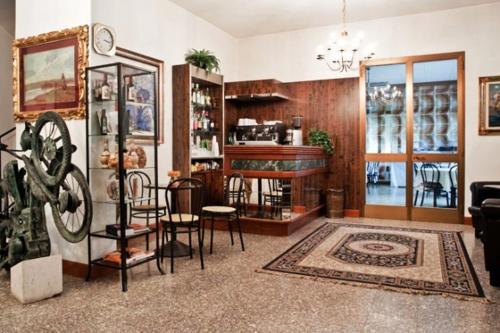 sala de estar con sillas y mesa en una habitación en Hotel Miramonti, en Montecatini Terme
