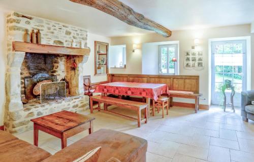 - un salon avec une table et une cheminée en pierre dans l'établissement 4 Bedroom Cozy Home In Monthuchon, à Monthuchon