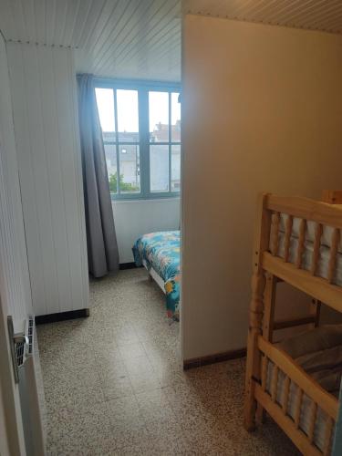 une chambre avec un lit et une fenêtre dans l'établissement Hespérides, à Fort-Mahon-Plage