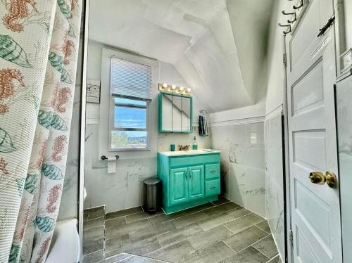 Private Room with Shared Bathroom on a Lower Level of a Big and Peaceful House_3