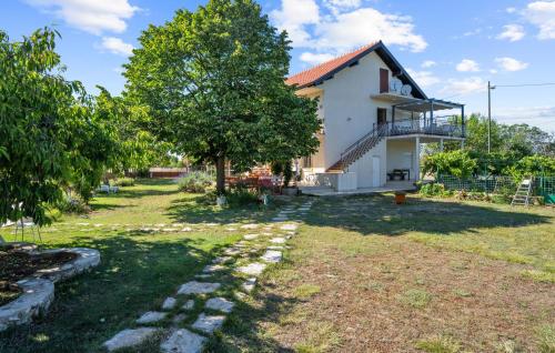 Taman di luar Amazing Apartment In Lozovac With Wifi