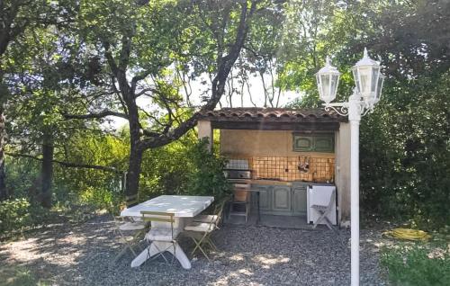 Κήπος έξω από το Beautiful Home In Varages With Wifi