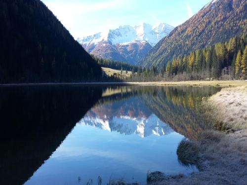 a view of a lake with mountains in the background at Hotel Mallnitz in Mallnitz