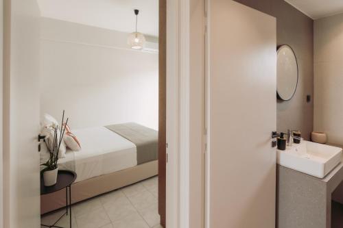 En eller flere senge i et værelse på Cozy Living Apartments Chania close to the beach