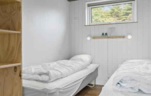 Postel nebo postele na pokoji v ubytování 4 Bedroom Amazing Home In Nordborg