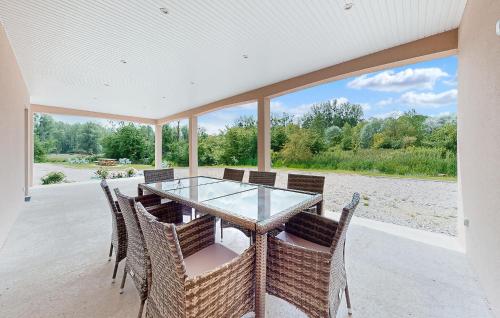 Fotografie z fotogalerie ubytování 4 Bedroom Gorgeous Home In Bezinghem v destinaci Bezinghem