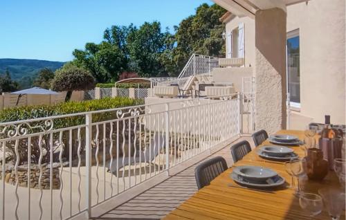 - une table sur le balcon d'une maison dans l'établissement Nice Home In Ste-Anastasie-S-Issole, à Sainte-Anastasie-sur-Issole