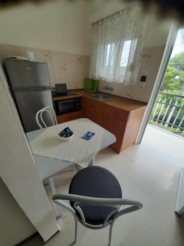 une petite cuisine avec une table et un réfrigérateur dans l'établissement ARTEMIS Studios & Apartments Sidari, à Sidari