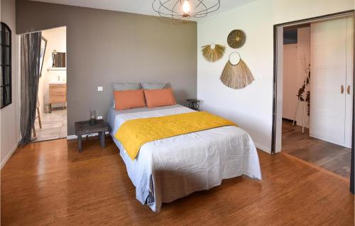 - une chambre dotée d'un lit avec des oreillers orange dans l'établissement Stunning Home In Pernes-Les-Fontaines, à Pernes-les-Fontaines