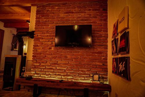 a brick wall with a television on top of it at Weinkeller Gehringer in Guntersdorf