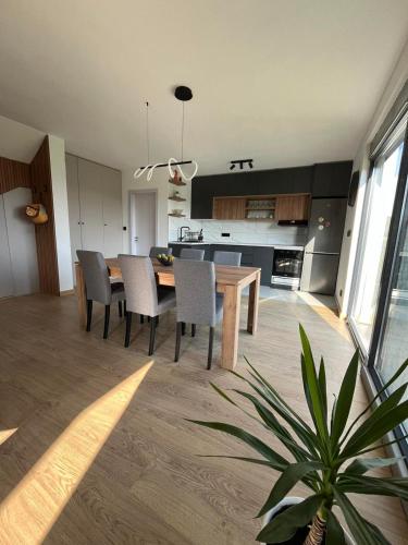 a kitchen and dining room with a table and chairs at Panorama Kosmaj in Drumine