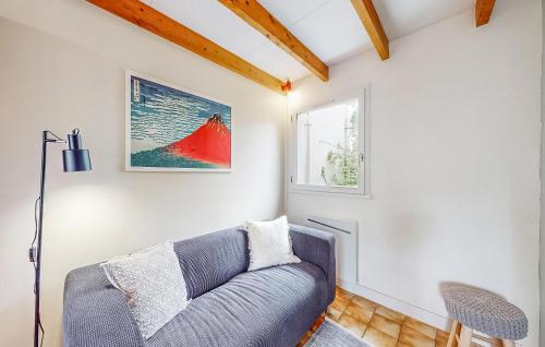 a living room with a couch and a window at Stunning Home In Saint-Georges-De-Didon in Saint-Georges-de-Didonne