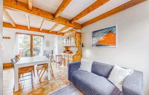 un salon avec un canapé et une table dans l'établissement Stunning Home In Saint-Georges-De-Didon, à Saint-Georges-de-Didonne