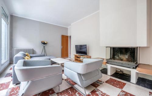 ein Wohnzimmer mit Couch und Kamin in der Unterkunft 4 Bedroom Cozy Apartment In Montreuil in Montreuil