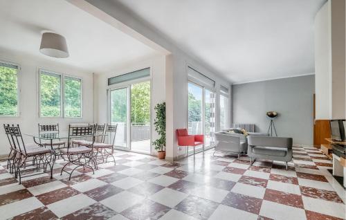 un salon avec un sol en damier dans l'établissement 4 Bedroom Cozy Apartment In Montreuil, à Montreuil