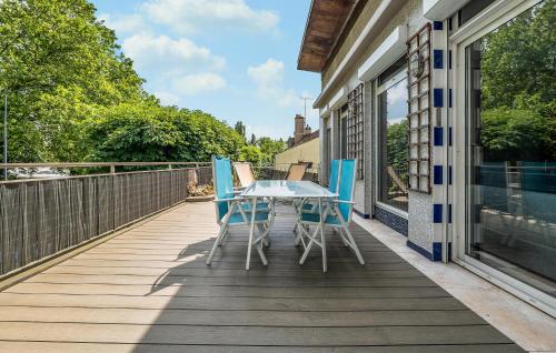 4 Bedroom Cozy Apartment In Montreuil