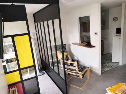 un salon avec une chaise et un miroir dans l'établissement A l'Atelier Montplaisir, à Lyon