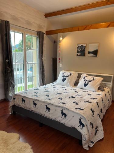 - une chambre avec un lit et une couette pour chevaux dans l'établissement Villa Coustete, à Bôo-Silhen