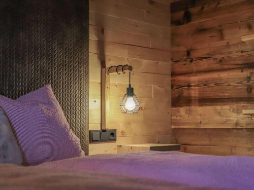 1 dormitorio con cama morada y lámpara en Steger 2 Comfortable holiday residence, en Mittersill