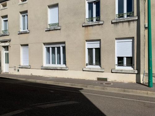 a building on the side of a street with windows at ClairChêne - Cosy Centre Parking Spacieux Familial in Verdun