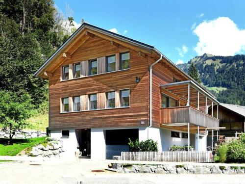 Auにあるh AU sblick Comfortable holiday residenceのバルコニー付きの大きな木造家屋
