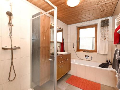 Auにあるh AU sblick Comfortable holiday residenceのシャワー、浴槽、洗面台を備えたバスルーム