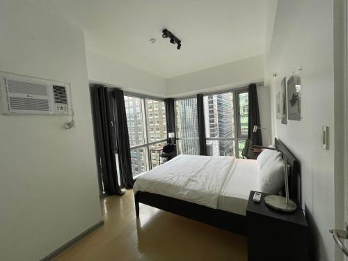 Katil atau katil-katil dalam bilik di Prime Avant BGC Location Apartments by PH Staycation