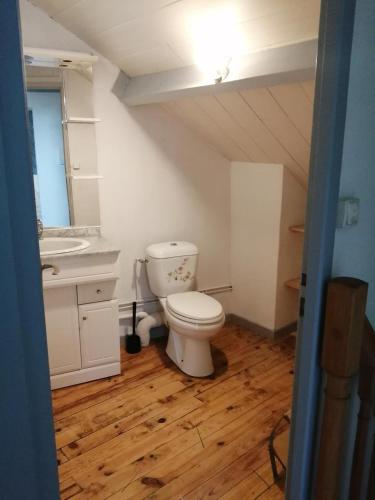 une salle de bain avec toilettes et lavabo dans l'établissement le petit hameau, à Fontenay-sur-Mer