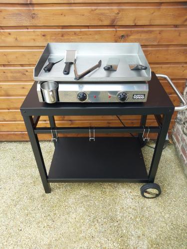 une cuisinière à gaz sur un support avec une casserole dessus dans l'établissement Maison de charme à Dieppe, confort et loisirs, à Dieppe