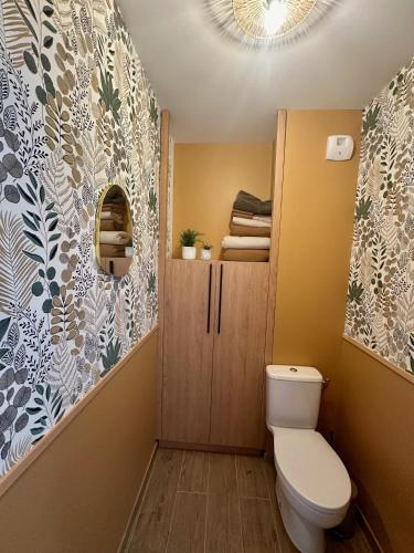 une petite salle de bain avec toilettes et un mur dans l'établissement Appartement neuf proche plage, à Sète