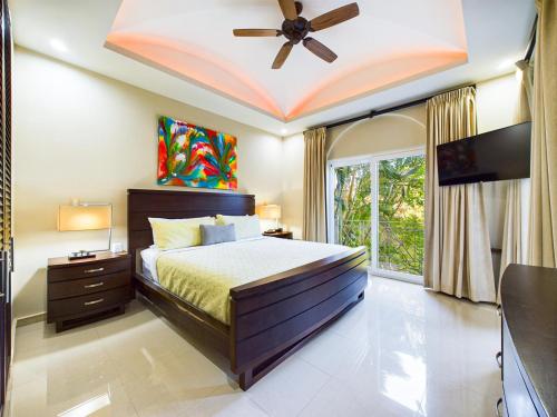 Postel nebo postele na pokoji v ubytování Matapalo 205- 2 Bedroom Condo At Tamarindo