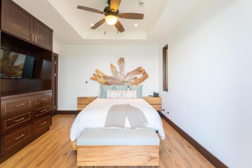 Una cama o camas en una habitación de 360 Splendor 104A-Ocean View Condo With Breakfast