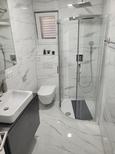 Ένα μπάνιο στο Apartments Aversu