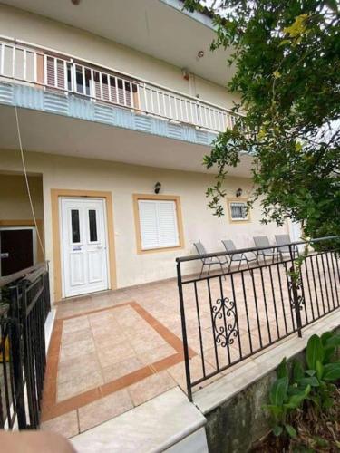 a house with a balcony and a porch with chairs at Ολόκληρο σπίτι με 3 υπνοδωμάτια στην Μεσσηνία in Dhórion