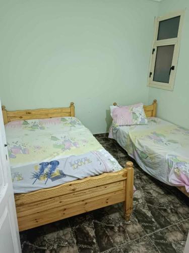 Ένα ή περισσότερα κρεβάτια σε δωμάτιο στο شقة تاني نمرة من البحر مطل على فاميلي بيتش في الزراعيين العجمي الكيلو 21 الاسكندريه residential apartment in agami