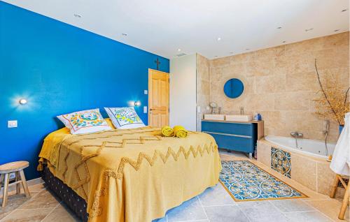 Ένα ή περισσότερα κρεβάτια σε δωμάτιο στο Nice Home In Le Tignet With Wifi
