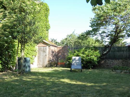 a yard with a sign in the grass at villa Aristide Courville in Courville-sur-Eure