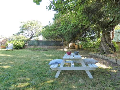 a picnic table in a yard with a tree at villa Aristide Courville in Courville-sur-Eure