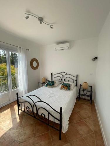 une chambre avec un lit et une grande fenêtre dans l'établissement Villa Emery 555, à Châteauneuf