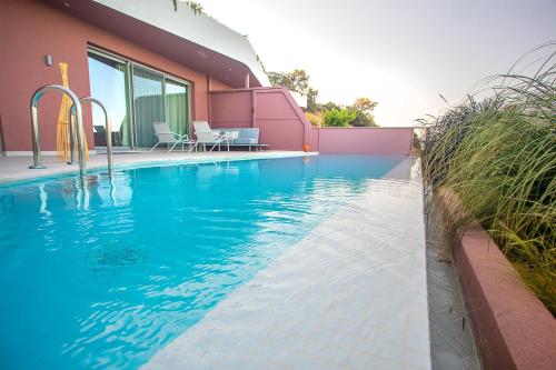 Bazén v ubytování Plethora Luxury Suites nebo v jeho okolí