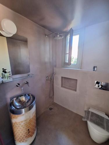 Ένα μπάνιο στο Skinammos studios,suites