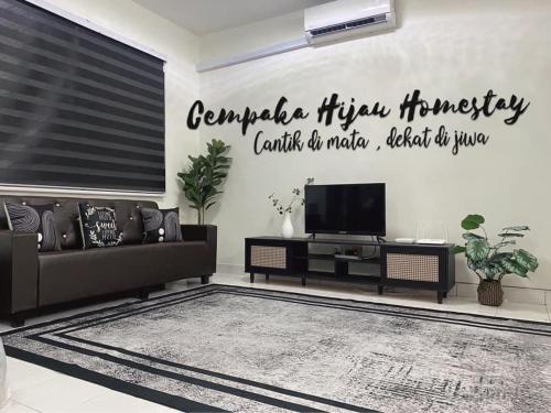 TV a/nebo společenská místnost v ubytování Cempaka Hijau Bukit Beruntung Free Wifi 100Mbps