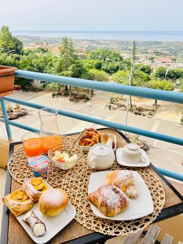 阿格里真托La Finestra sulla Valle的阳台上摆放着糕点和饮料的早餐桌