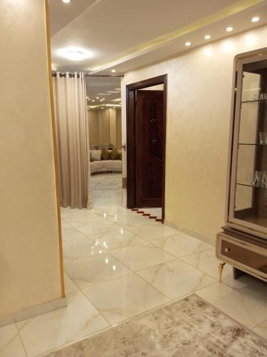 a room with a hallway with a mirror and a television at المنصوره in Ṭalkha