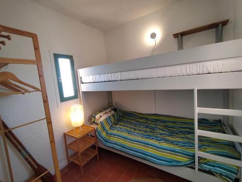 - une chambre avec des lits superposés et des lits superposés dans l'établissement Bel appartement vue lac et montagne, au Barcarès