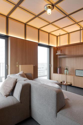 une chambre avec un grand lit avec un plafond dans l'établissement Appartement 3 chambres confluence haut standing 6 personnes, à Lyon