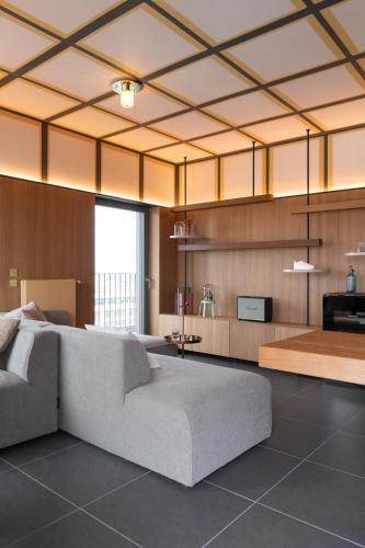 un salon avec un canapé et une table dans l'établissement Appartement 3 chambres confluence haut standing 6 personnes, à Lyon