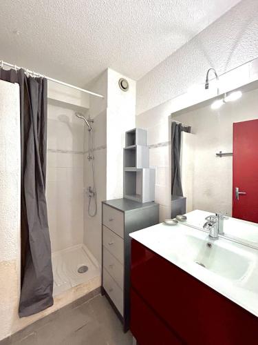 une salle de bain avec un lavabo, une douche et une baignoire dans l'établissement Agréable studio accès à la plage - parking - 2BALM2, au Barcarès